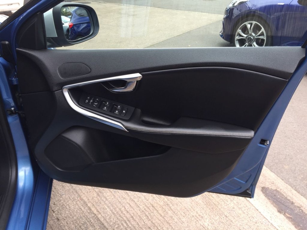 USED 2016 16 VOLVO V40 2.0 D2 R-DESIGN NAV 5d 118 BHP R DESIGN 69000 MILES