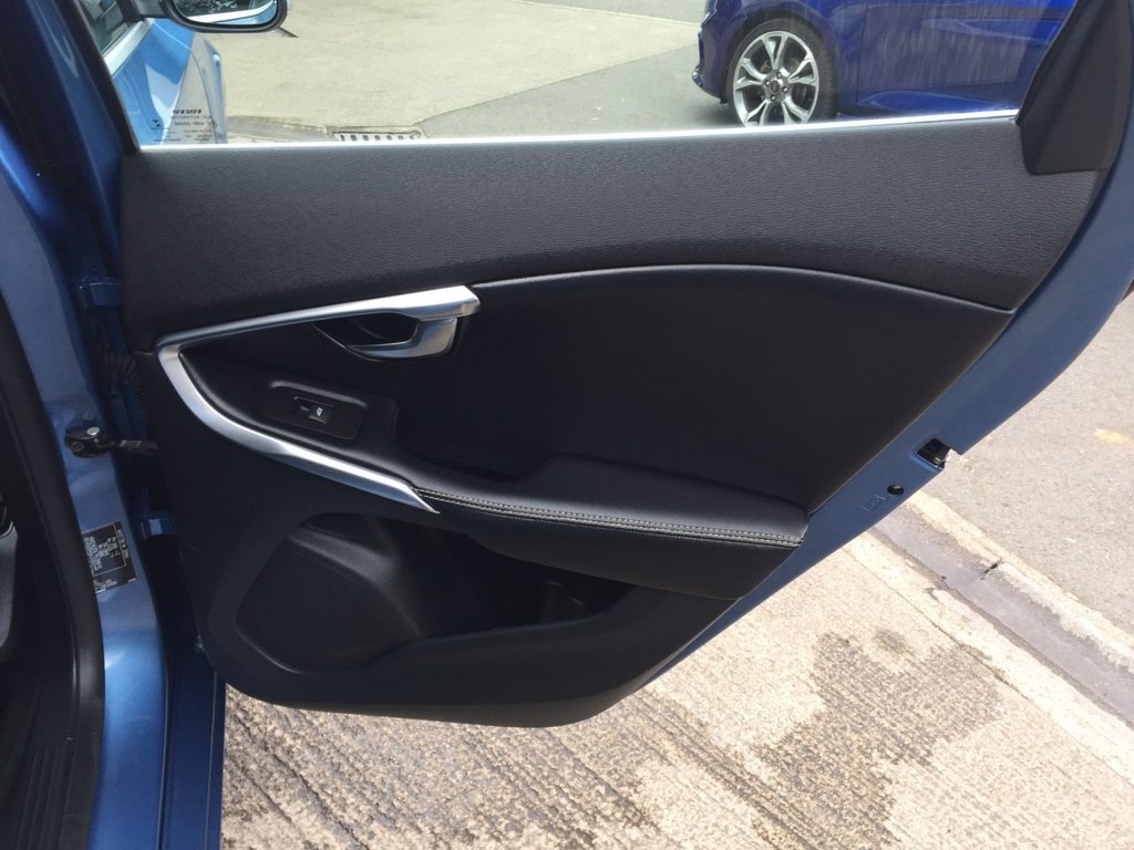 USED 2016 16 VOLVO V40 2.0 D2 R-DESIGN NAV 5d 118 BHP R DESIGN 69000 MILES