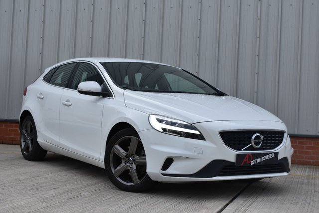 2018 18 Volvo V40 2.0 T2 R-DESIGN NAV PLUS 5d 121 BHP
