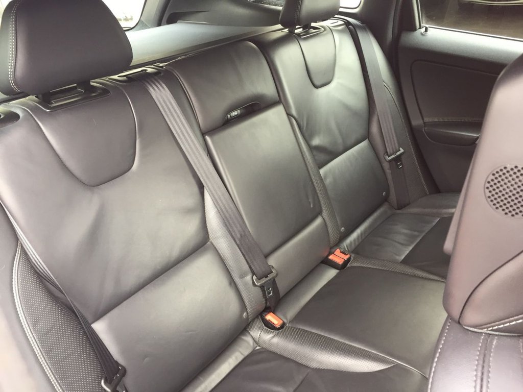 USED 2013 13 VOLVO XC60 2.4 D5 R-DESIGN LUX NAV AWD 5d 212 BHP WINTER PACK REAR SEAT ENTERTAINMENT