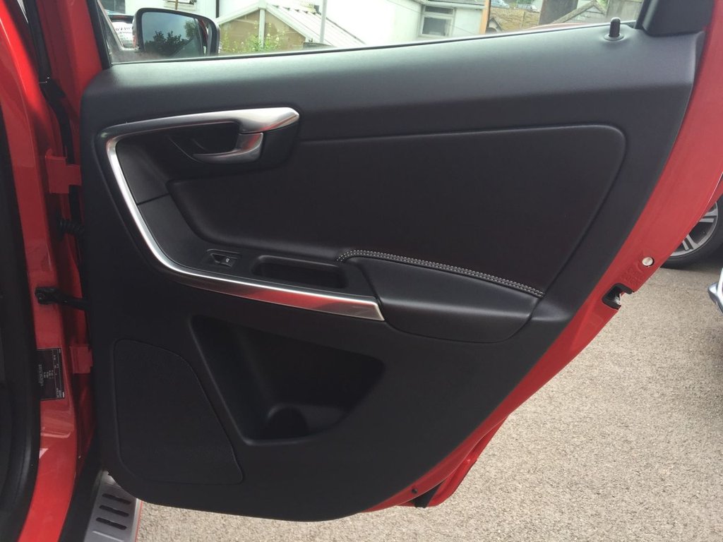 USED 2013 13 VOLVO XC60 2.4 D5 R-DESIGN LUX NAV AWD 5d 212 BHP WINTER PACK REAR SEAT ENTERTAINMENT