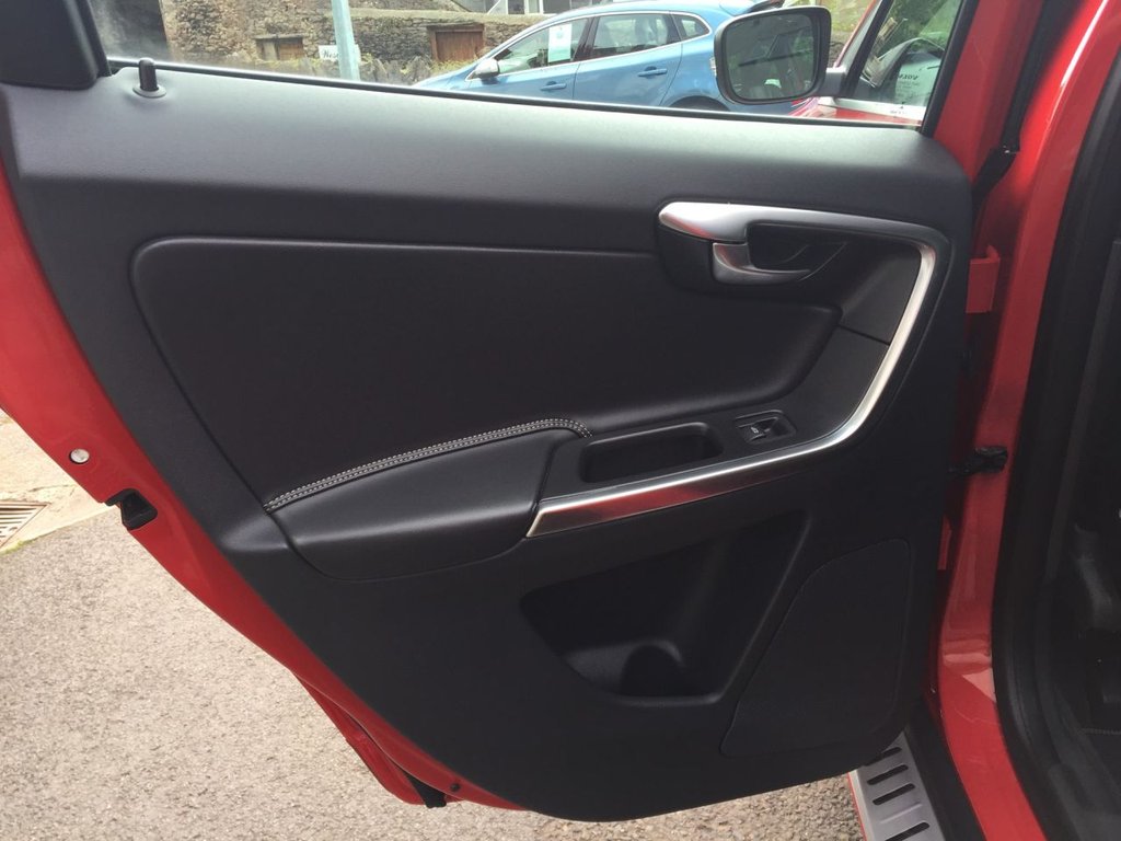 USED 2013 13 VOLVO XC60 2.4 D5 R-DESIGN LUX NAV AWD 5d 212 BHP WINTER PACK REAR SEAT ENTERTAINMENT