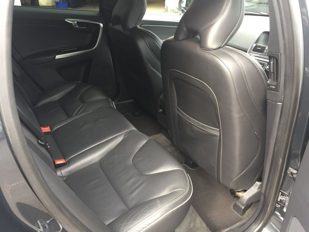 USED 2015 15 VOLVO XC60 2.4 D5 R-DESIGN LUX NAV AWD 5d 212 BHP DRIVERS SUPPORT PACK / WINTER PACK