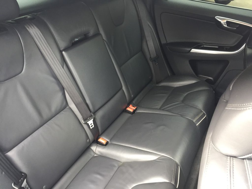 USED 2015 15 VOLVO XC60 2.4 D5 R-DESIGN LUX NAV AWD 5d 212 BHP DRIVERS SUPPORT PACK / WINTER PACK