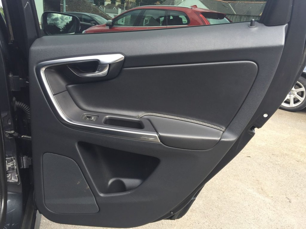 USED 2015 15 VOLVO XC60 2.4 D5 R-DESIGN LUX NAV AWD 5d 212 BHP DRIVERS SUPPORT PACK / WINTER PACK