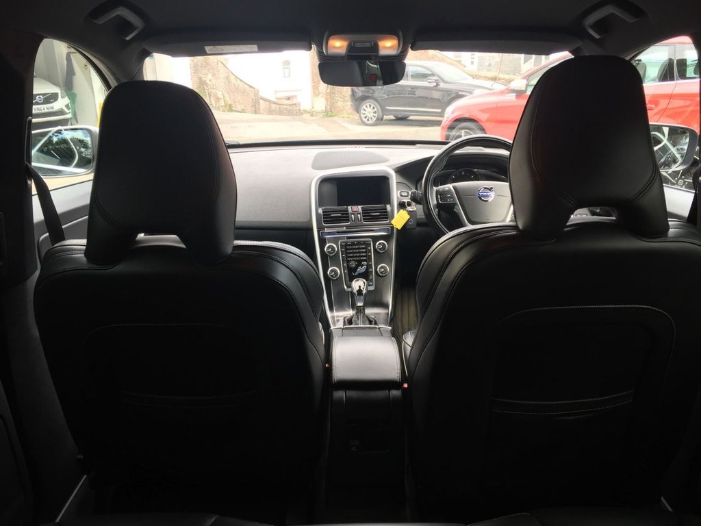 USED 2015 15 VOLVO XC60 2.4 D5 R-DESIGN LUX NAV AWD 5d 212 BHP DRIVERS SUPPORT PACK / WINTER PACK