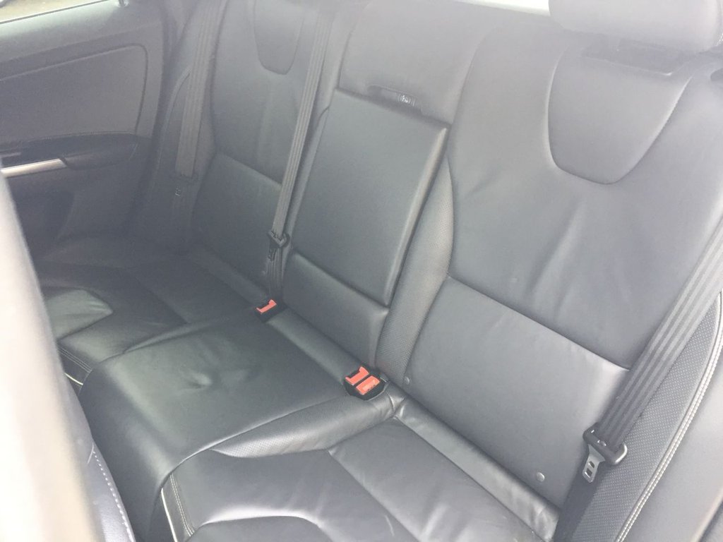 USED 2015 15 VOLVO XC60 2.4 D5 R-DESIGN LUX NAV AWD 5d 212 BHP DRIVERS SUPPORT PACK / WINTER PACK
