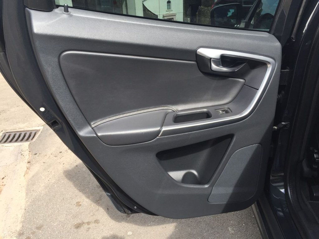 USED 2015 15 VOLVO XC60 2.4 D5 R-DESIGN LUX NAV AWD 5d 212 BHP DRIVERS SUPPORT PACK / WINTER PACK