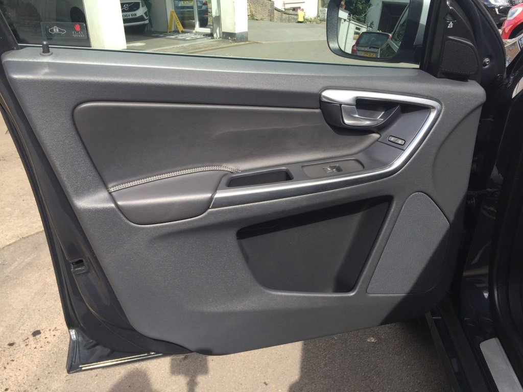 USED 2015 15 VOLVO XC60 2.4 D5 R-DESIGN LUX NAV AWD 5d 212 BHP DRIVERS SUPPORT PACK / WINTER PACK