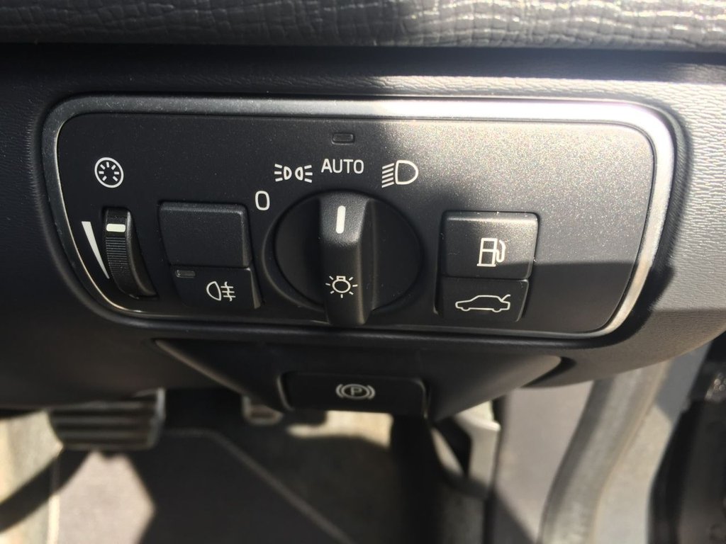 USED 2015 15 VOLVO XC60 2.4 D5 R-DESIGN LUX NAV AWD 5d 212 BHP DRIVERS SUPPORT PACK / WINTER PACK