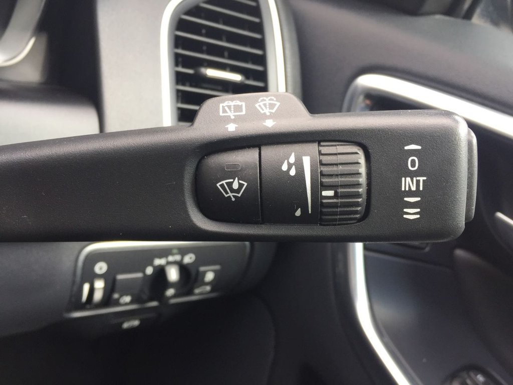 USED 2015 15 VOLVO XC60 2.4 D5 R-DESIGN LUX NAV AWD 5d 212 BHP DRIVERS SUPPORT PACK / WINTER PACK