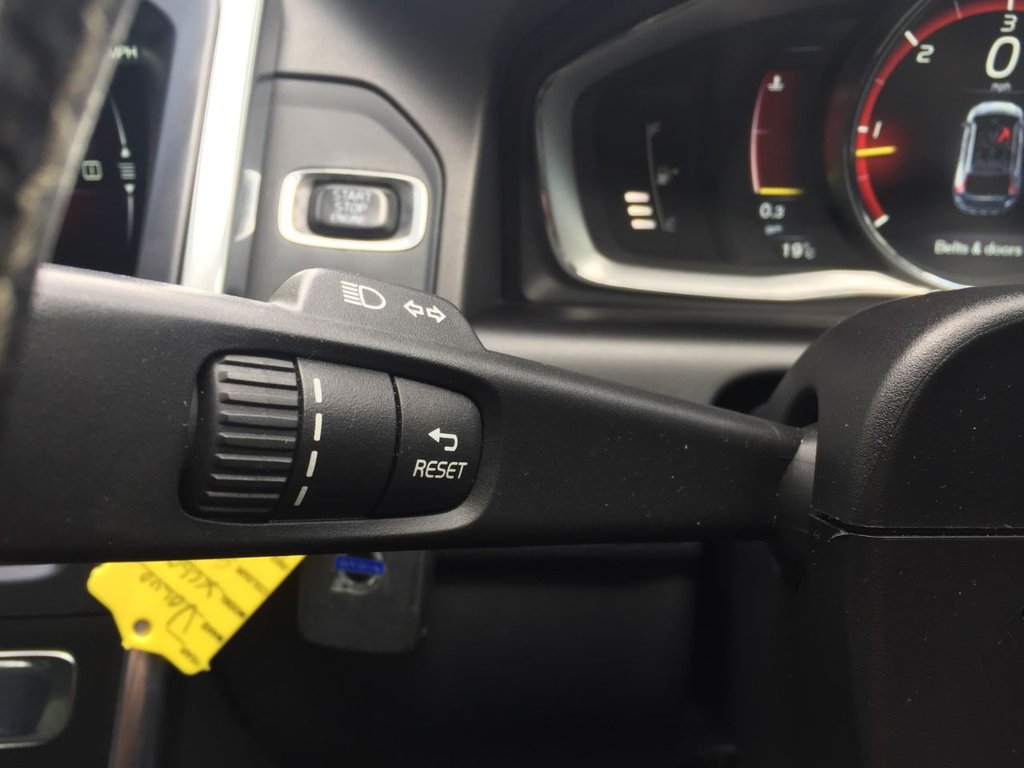 USED 2015 15 VOLVO XC60 2.4 D5 R-DESIGN LUX NAV AWD 5d 212 BHP DRIVERS SUPPORT PACK / WINTER PACK