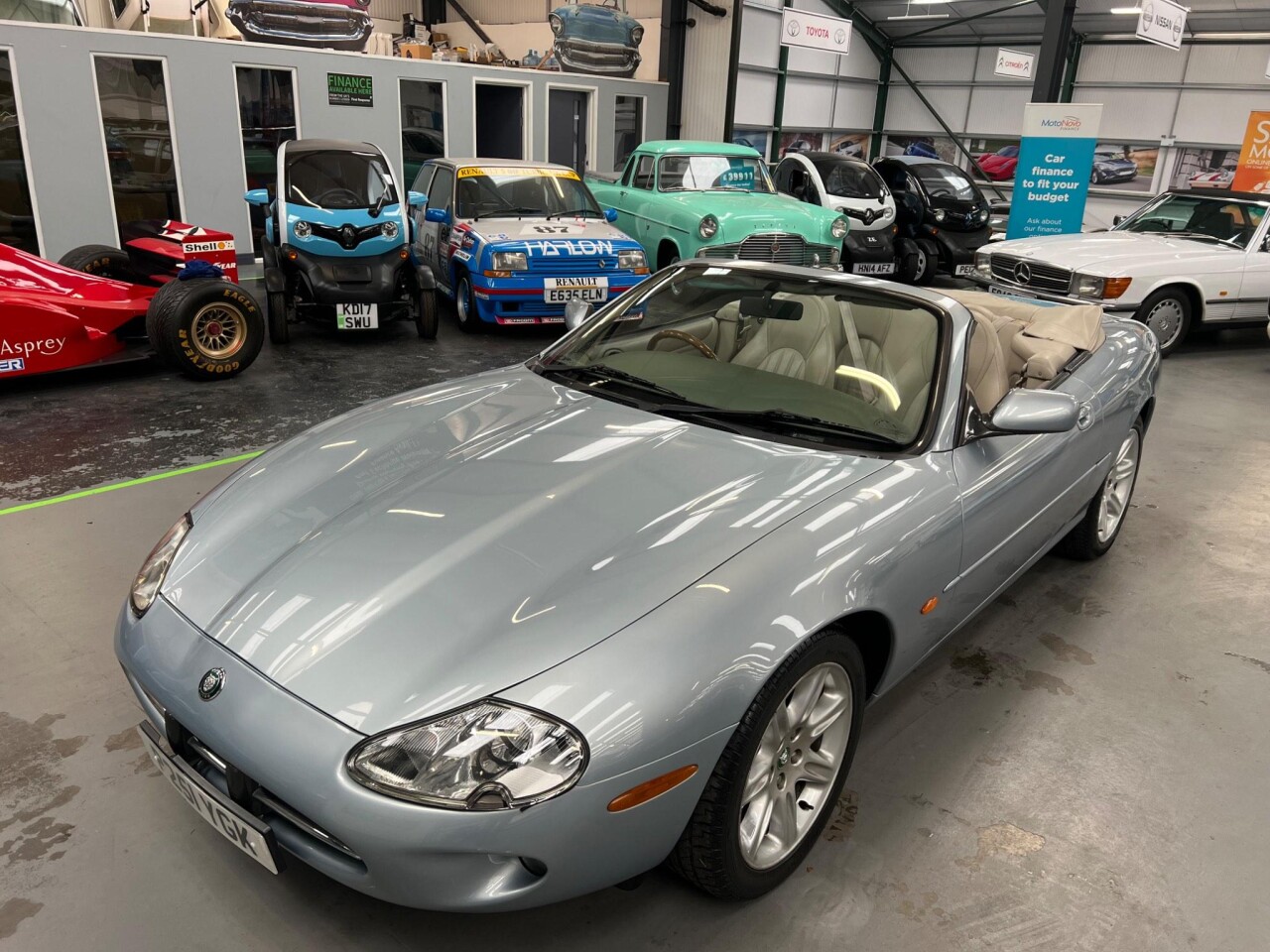 1997 Jaguar Xk8 4.0l Convertible 2D Auto 290 BHP