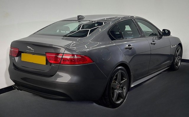 2017 JAGUAR XE - Photo 2