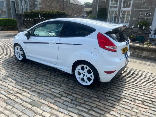 2011 FORD FIESTA - Photo 4