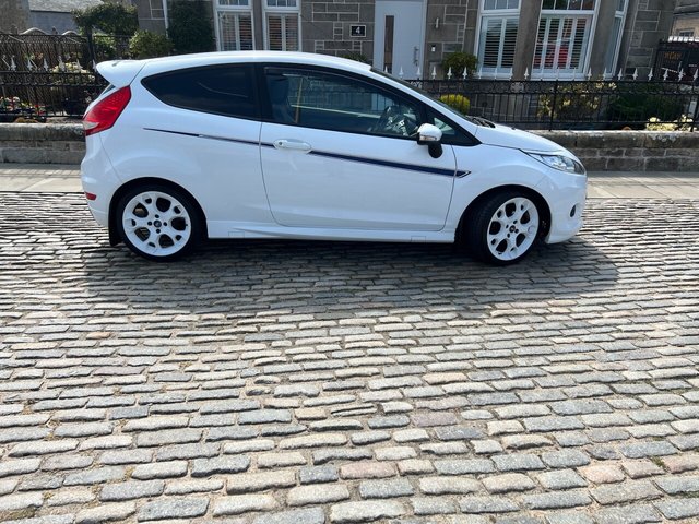 2011 FORD FIESTA - Photo 6