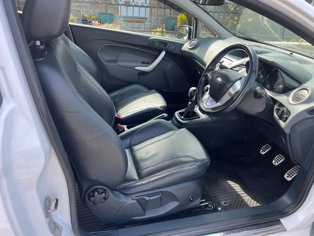 2011 FORD FIESTA - Photo 2