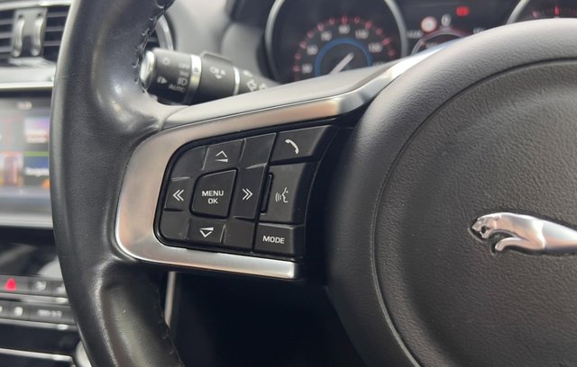 2017 JAGUAR XE - Photo 9