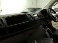 USED 2019 19 VOLKSWAGEN TRANSPORTER SHUTTLE 2.0 T32 TDI SHUTTLE S BMT 5d 101 BHP 8 SEAT BLUETOOTH PARK SENSORS 1 OWNER EXCELLENT SERVICE HISTORY 6 MONTHS GOLD WARRANTY
