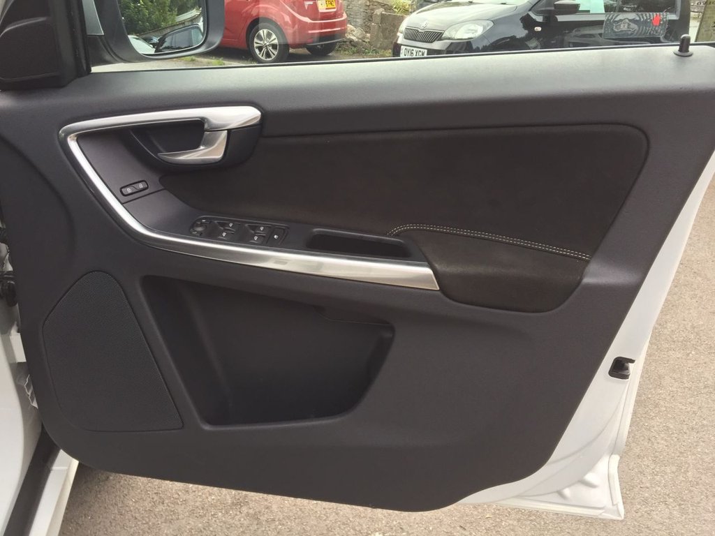 USED 2014 14 VOLVO XC60 2.4 D5 R-DESIGN NAV AWD 5d 212 BHP HEATED SEATS + SAT NAV + DAB