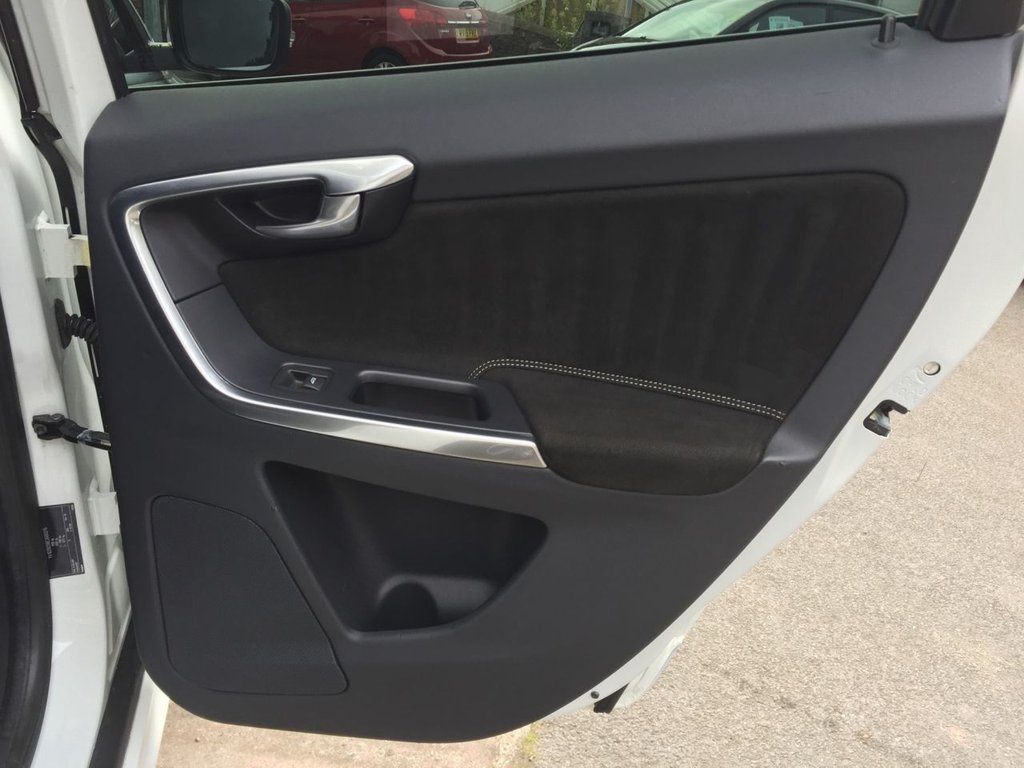USED 2014 14 VOLVO XC60 2.4 D5 R-DESIGN NAV AWD 5d 212 BHP HEATED SEATS + SAT NAV + DAB
