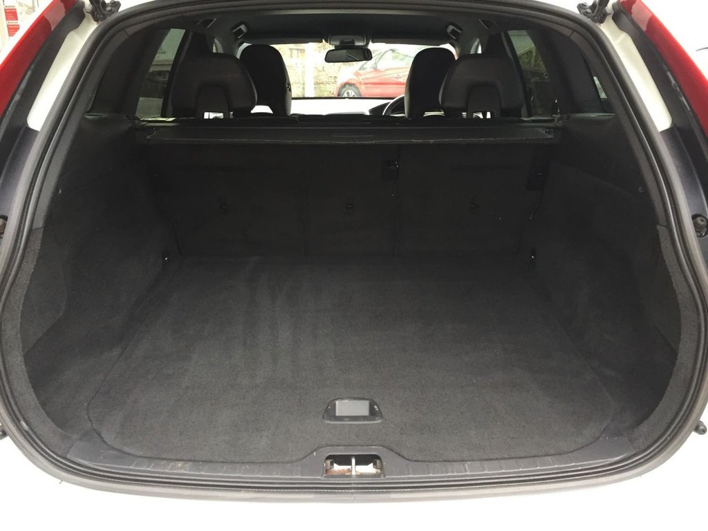 USED 2014 14 VOLVO XC60 2.4 D5 R-DESIGN NAV AWD 5d 212 BHP HEATED SEATS + SAT NAV + DAB