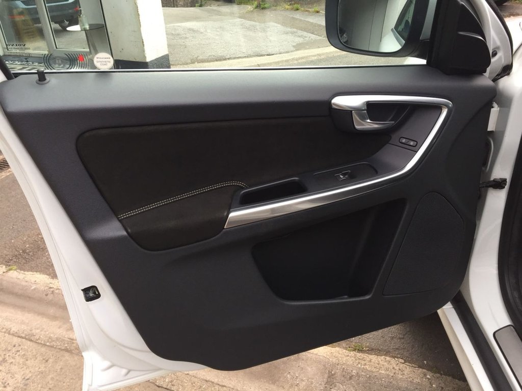 USED 2014 14 VOLVO XC60 2.4 D5 R-DESIGN NAV AWD 5d 212 BHP HEATED SEATS + SAT NAV + DAB