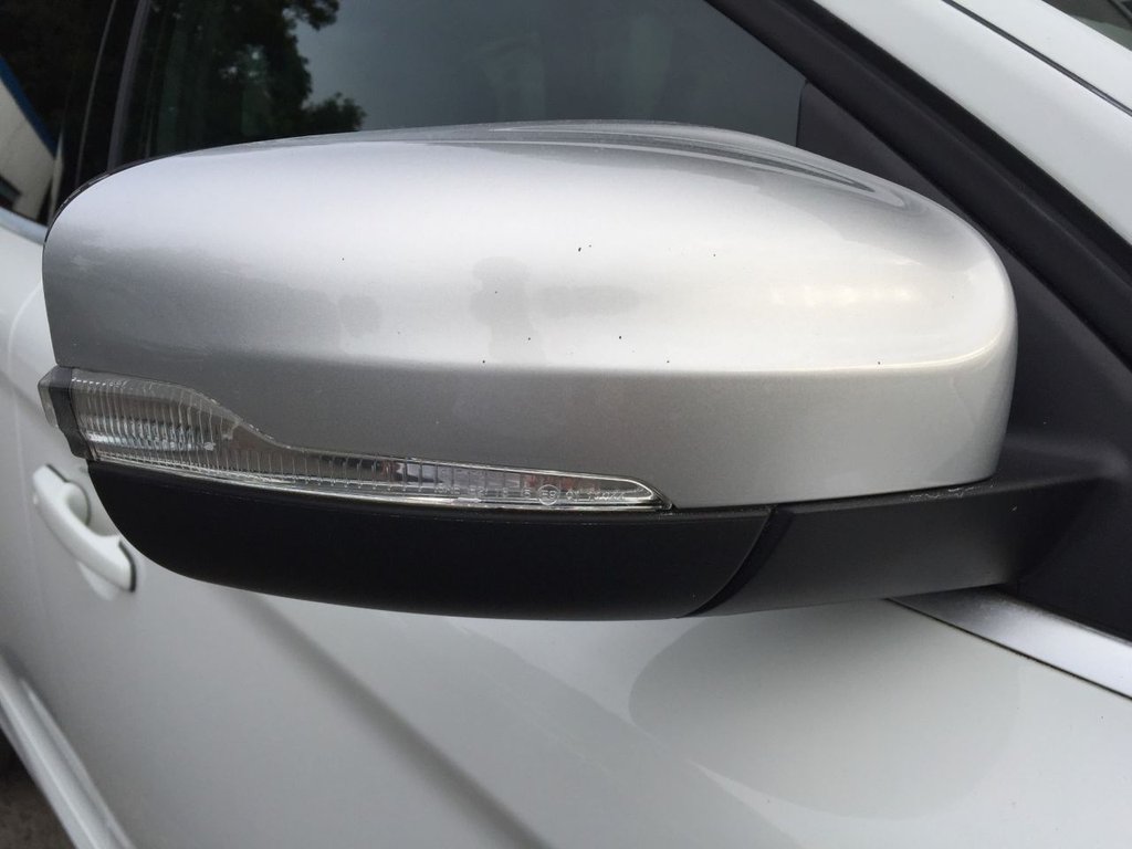USED 2014 14 VOLVO XC60 2.4 D5 R-DESIGN NAV AWD 5d 212 BHP HEATED SEATS + SAT NAV + DAB