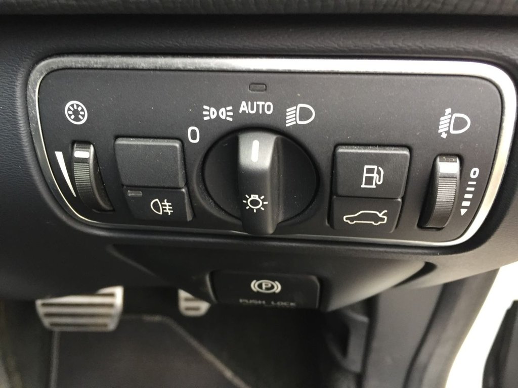 USED 2014 14 VOLVO XC60 2.4 D5 R-DESIGN NAV AWD 5d 212 BHP HEATED SEATS + SAT NAV + DAB