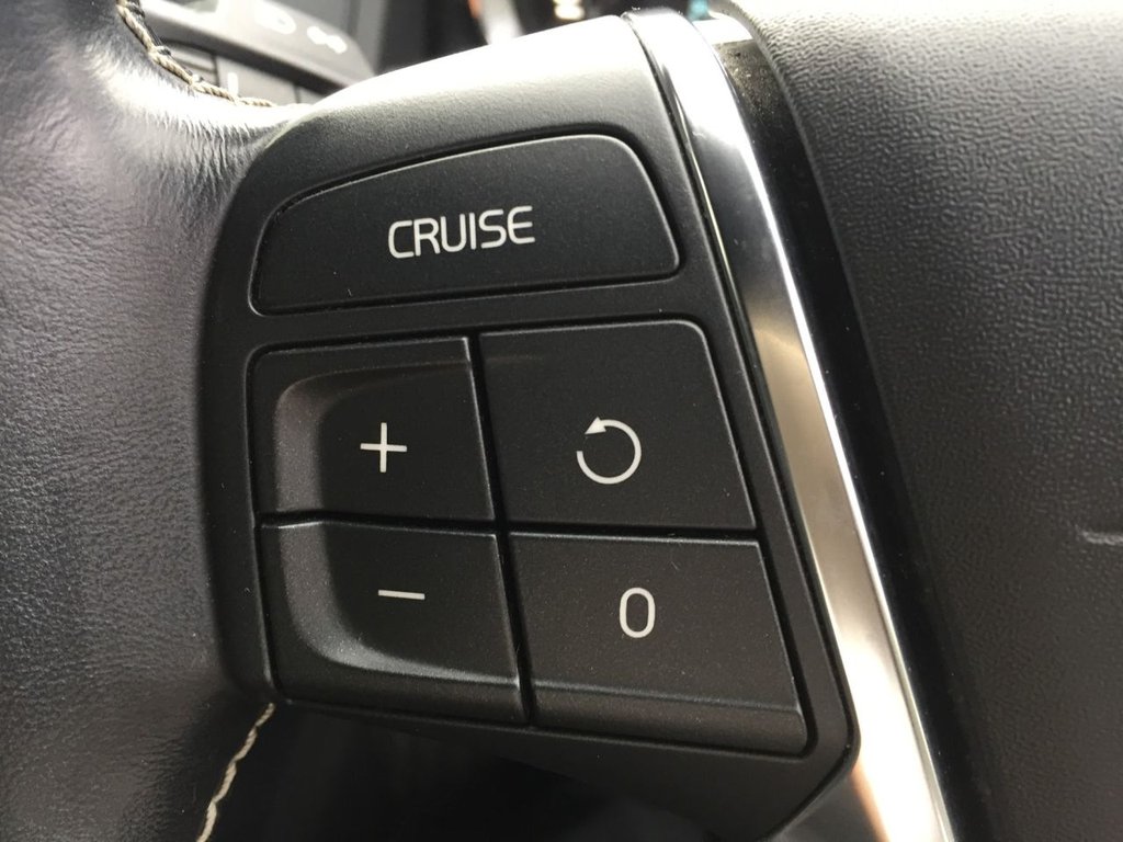 USED 2014 14 VOLVO XC60 2.4 D5 R-DESIGN NAV AWD 5d 212 BHP HEATED SEATS + SAT NAV + DAB