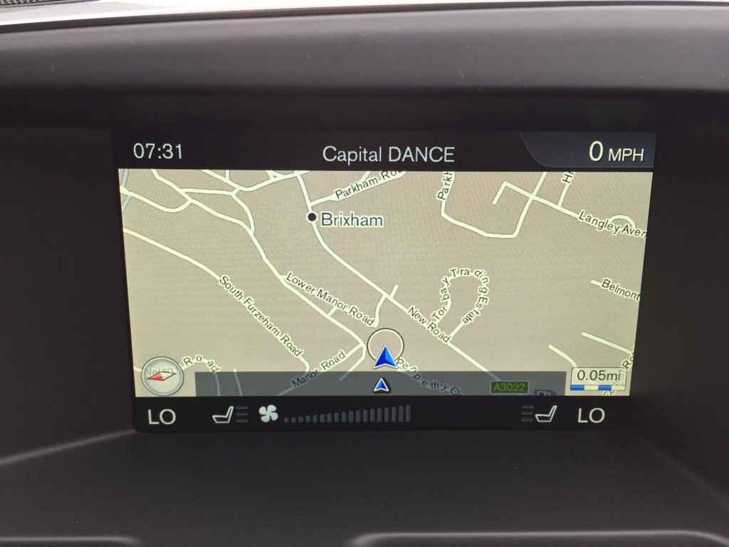 USED 2014 14 VOLVO XC60 2.4 D5 R-DESIGN NAV AWD 5d 212 BHP HEATED SEATS + SAT NAV + DAB
