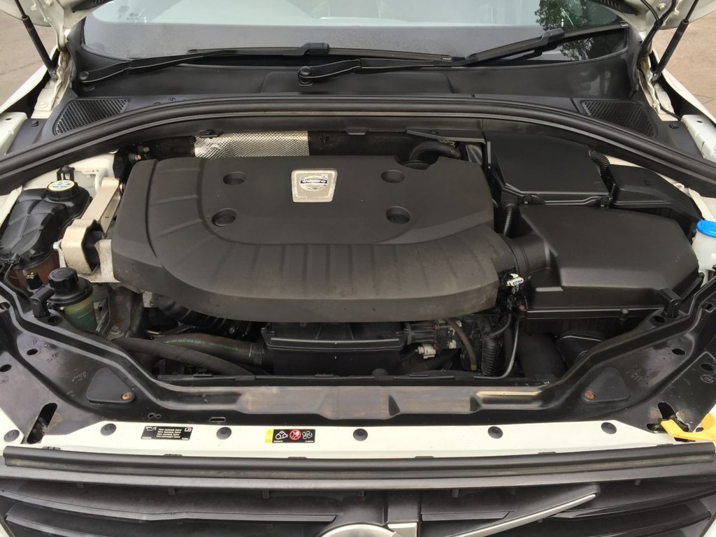 USED 2014 14 VOLVO XC60 2.4 D5 R-DESIGN NAV AWD 5d 212 BHP HEATED SEATS + SAT NAV + DAB