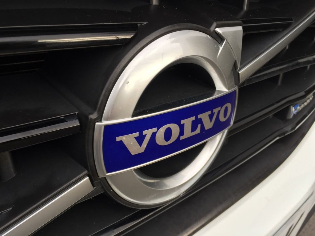 USED 2014 14 VOLVO XC60 2.4 D5 R-DESIGN NAV AWD 5d 212 BHP HEATED SEATS + SAT NAV + DAB