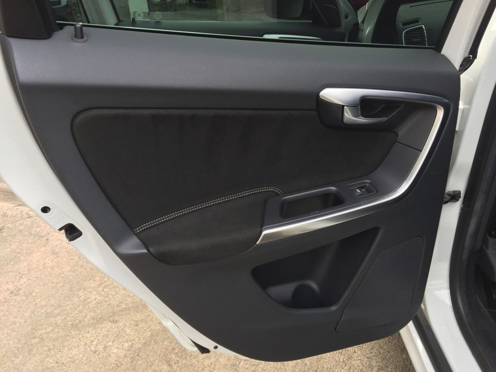 USED 2014 14 VOLVO XC60 2.4 D5 R-DESIGN NAV AWD 5d 212 BHP HEATED SEATS + SAT NAV + DAB