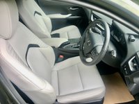 USED 2022 72 LEXUS UX 2.0 250H 5d AUTO 108 BHP ONLY 3,800 MILES//PRIVATE OWNER RETIRED FROM DRIVING//SATNAV//POWER WINDOWS/MIRRORS//SATNAV//RUNFLAT TYRES\\BLUETOOTH//DAB//FULL WHITE LEATHER//PARK CAMERA//SERVICED AT 3,452 MILES AND JUST SERVICE BY GUILDFORD LEXUS AT 3,800 MILES ONLY 3,800 MILES//PRIVATE OWNER RETIRED FROM DRIVING//SATNAV//POWER WINDOWS/MIRRORS//SATNAV//RUNFLAT TYRES\\BLUETOOTH//DAB//FULL WHITE LEATHER//PARK CAMERA//SERVICED AT 3,452 MILES AND JUST SERVICE BY GUILDFORD LEXUS AT 3,800 MILES