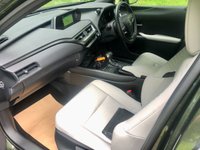 USED 2022 72 LEXUS UX 2.0 250H 5d AUTO 108 BHP ONLY 3,800 MILES//PRIVATE OWNER RETIRED FROM DRIVING//SATNAV//POWER WINDOWS/MIRRORS//SATNAV//RUNFLAT TYRES\\BLUETOOTH//DAB//FULL WHITE LEATHER//PARK CAMERA//SERVICED AT 3,452 MILES AND JUST SERVICE BY GUILDFORD LEXUS AT 3,800 MILES ONLY 3,800 MILES//PRIVATE OWNER RETIRED FROM DRIVING//SATNAV//POWER WINDOWS/MIRRORS//SATNAV//RUNFLAT TYRES\\BLUETOOTH//DAB//FULL WHITE LEATHER//PARK CAMERA//SERVICED AT 3,452 MILES AND JUST SERVICE BY GUILDFORD LEXUS AT 3,800 MILES