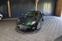 USED 2004 04 ASTON MARTIN VANQUISH 5.9 V12 2d 460 BHP FULL ASTON HISTORY, TWO TONE LEATHER, FASCIA COLOUR IN EXTERIOR COLOUR, PARK SENSORS, LINN 700 WATT AUDO, PENTLAND GREEN - STUNNING!!