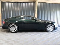 USED 2004 04 ASTON MARTIN VANQUISH 5.9 V12 2d 460 BHP FULL ASTON HISTORY, TWO TONE LEATHER, FASCIA COLOUR IN EXTERIOR COLOUR, PARK SENSORS, LINN 700 WATT AUDO, PENTLAND GREEN - STUNNING!!