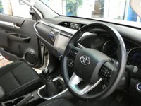 USED 2020 20 TOYOTA HI-LUX 2.4 INVINCIBLE 4WD D-4D DCB 147 BHP STUNNING EXAMPLE SAT NAV REAR CAMERA ANDROID APPLE CARPLAY REAR VIEW CAMERA 1 OWNER EXCELLENT SERVICE HISTORY TOYOTA WARRANTY TILL JULY 2030