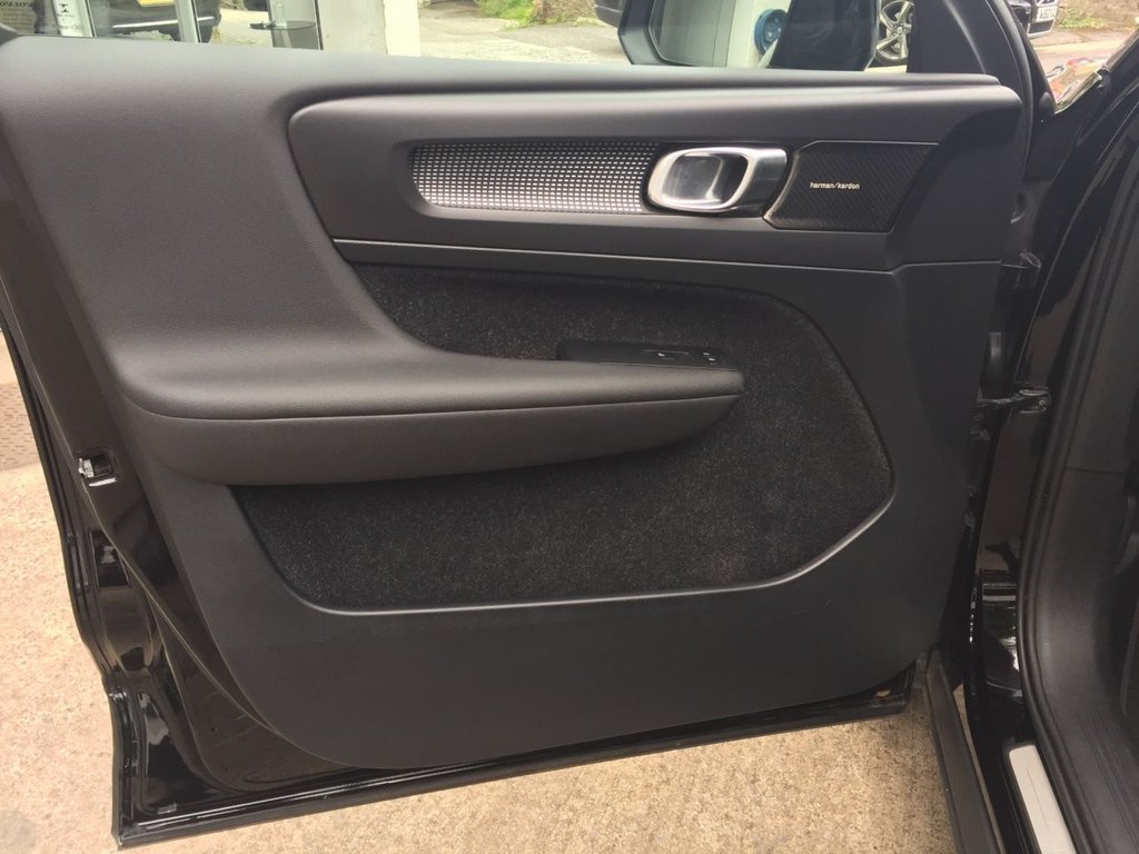 USED 2018 18 VOLVO XC40 2.0 T5 FIRST EDITION AWD 5d 247 BHP FIRST EDITION