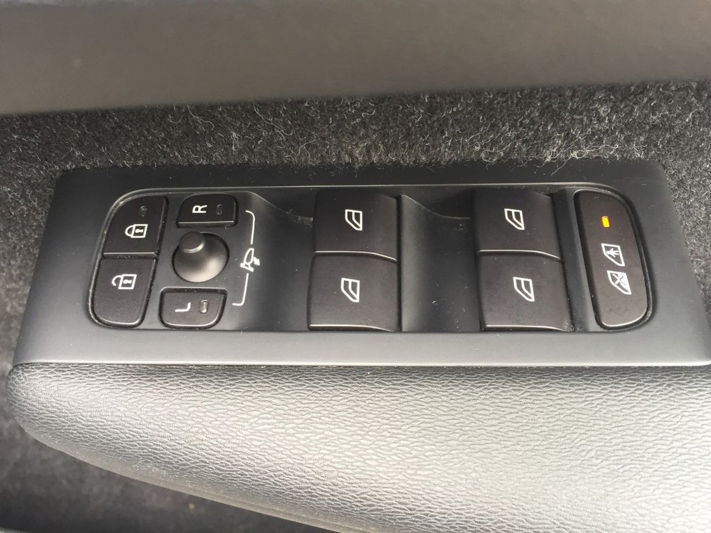 USED 2018 18 VOLVO XC40 2.0 T5 FIRST EDITION AWD 5d 247 BHP FIRST EDITION
