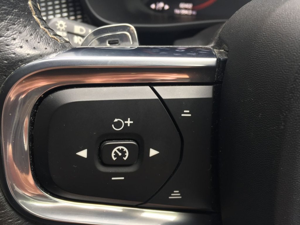 USED 2018 18 VOLVO XC40 2.0 T5 FIRST EDITION AWD 5d 247 BHP FIRST EDITION