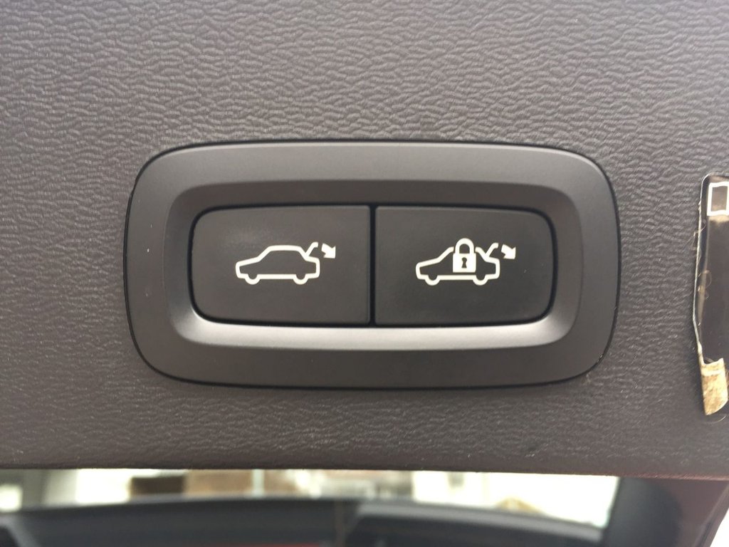 USED 2018 18 VOLVO XC40 2.0 T5 FIRST EDITION AWD 5d 247 BHP FIRST EDITION