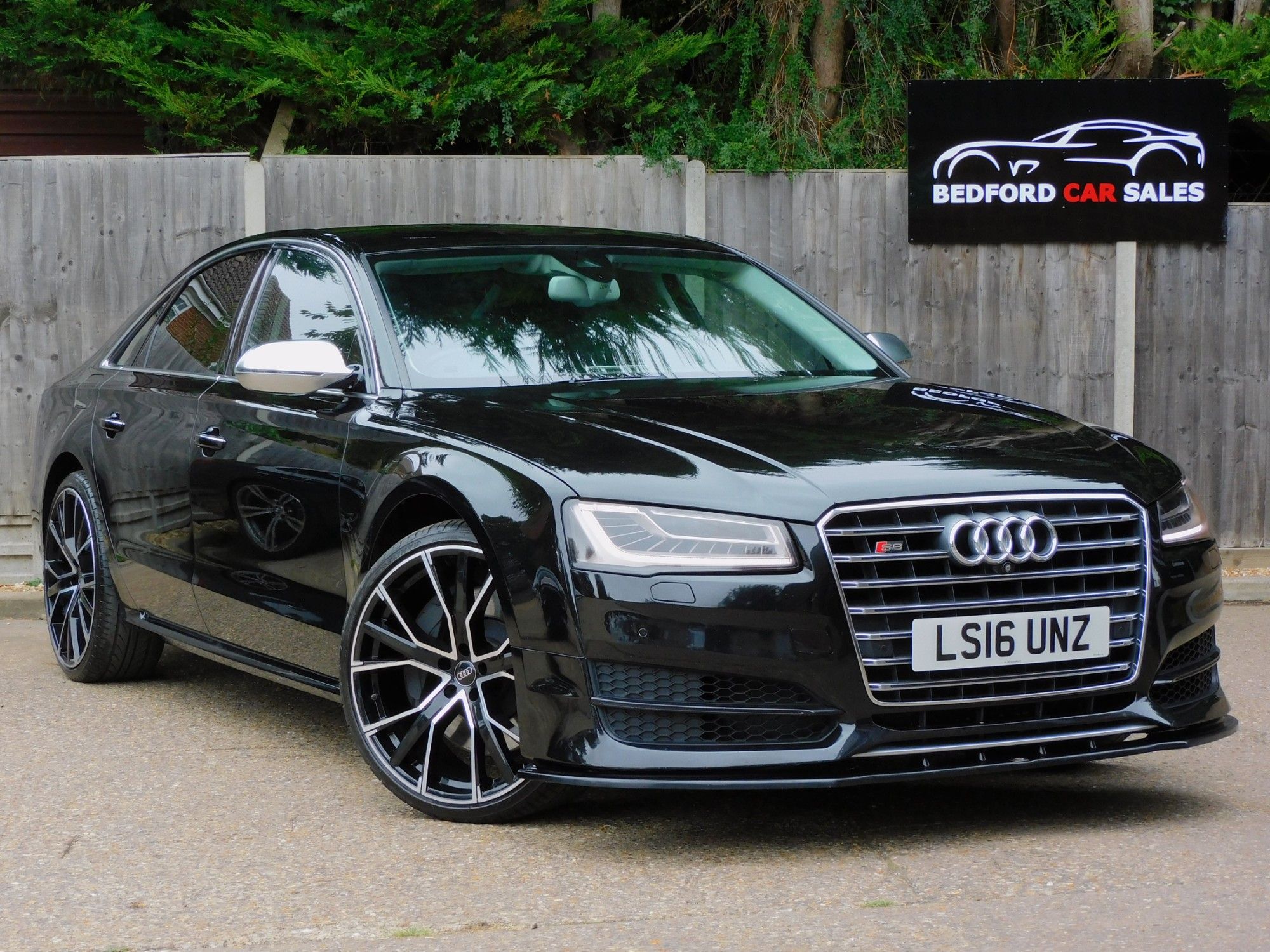 Audi S8 V8 ブラック