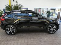 USED 2020 70 VOLVO XC40 2.0 B4 R-DESIGN PRO MHEV 5d 195 BHP SAT NAV HEATED PART LEATHER INTERIOR CRUISE CONTROL PARKING SENSORS 1 OWNER SERVICE HISTORY WARRANTY