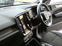 USED 2020 70 VOLVO XC40 2.0 B4 R-DESIGN PRO MHEV 5d 195 BHP SAT NAV HEATED PART LEATHER INTERIOR CRUISE CONTROL PARKING SENSORS 1 OWNER SERVICE HISTORY WARRANTY