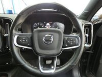 USED 2020 70 VOLVO XC40 2.0 B4 R-DESIGN PRO MHEV 5d 195 BHP SAT NAV HEATED PART LEATHER INTERIOR CRUISE CONTROL PARKING SENSORS 1 OWNER SERVICE HISTORY WARRANTY