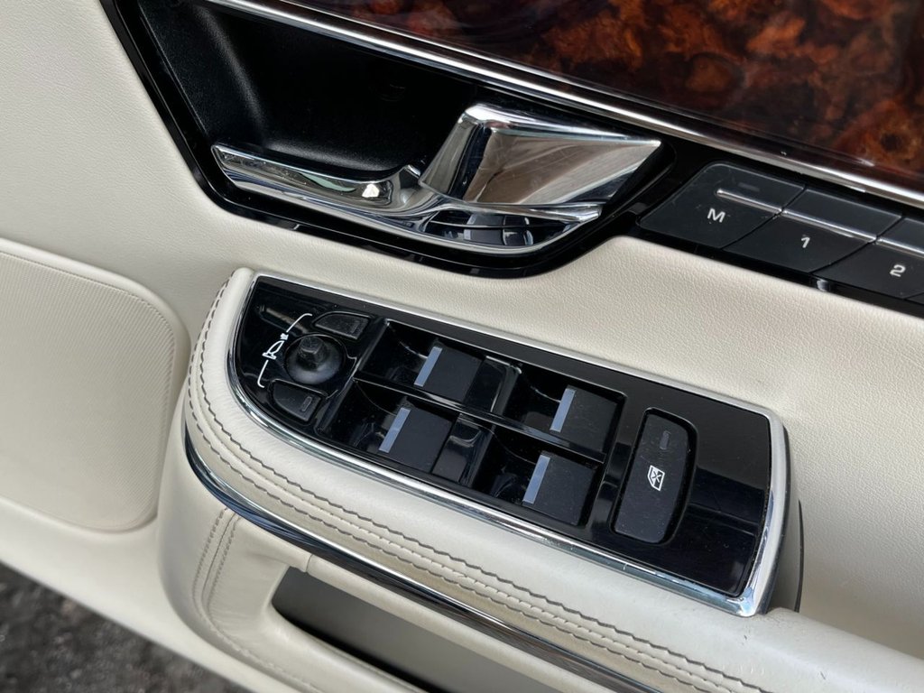 USED 2014 14 JAGUAR XJ 3.0 D V6 PORTFOLIO L 4d 275 BHP 