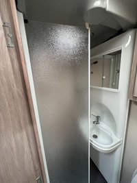 USED 2022 22 AUTO-SLEEPERS BROADWAY EL 2.2 BLUEHDI 440 B/B TL 160 BHP 2022 Broadway EL Auto Sleeper, based on a Peugeot 2.2 litre diesel manual 6 speed gearbox, fitted with Comfort pack and Winter package, just 2 owners from new with the added benefit of a factory fitted full habitation Air Conditioning unit.