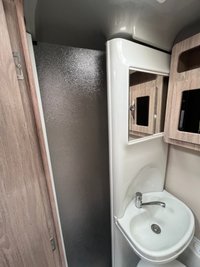 USED 2022 22 AUTO-SLEEPERS BROADWAY EL 2.2 BLUEHDI 440 B/B TL 160 BHP 2022 Broadway EL Auto Sleeper, based on a Peugeot 2.2 litre diesel manual 6 speed gearbox, fitted with Comfort pack and Winter package, just 2 owners from new with the added benefit of a factory fitted full habitation Air Conditioning unit.